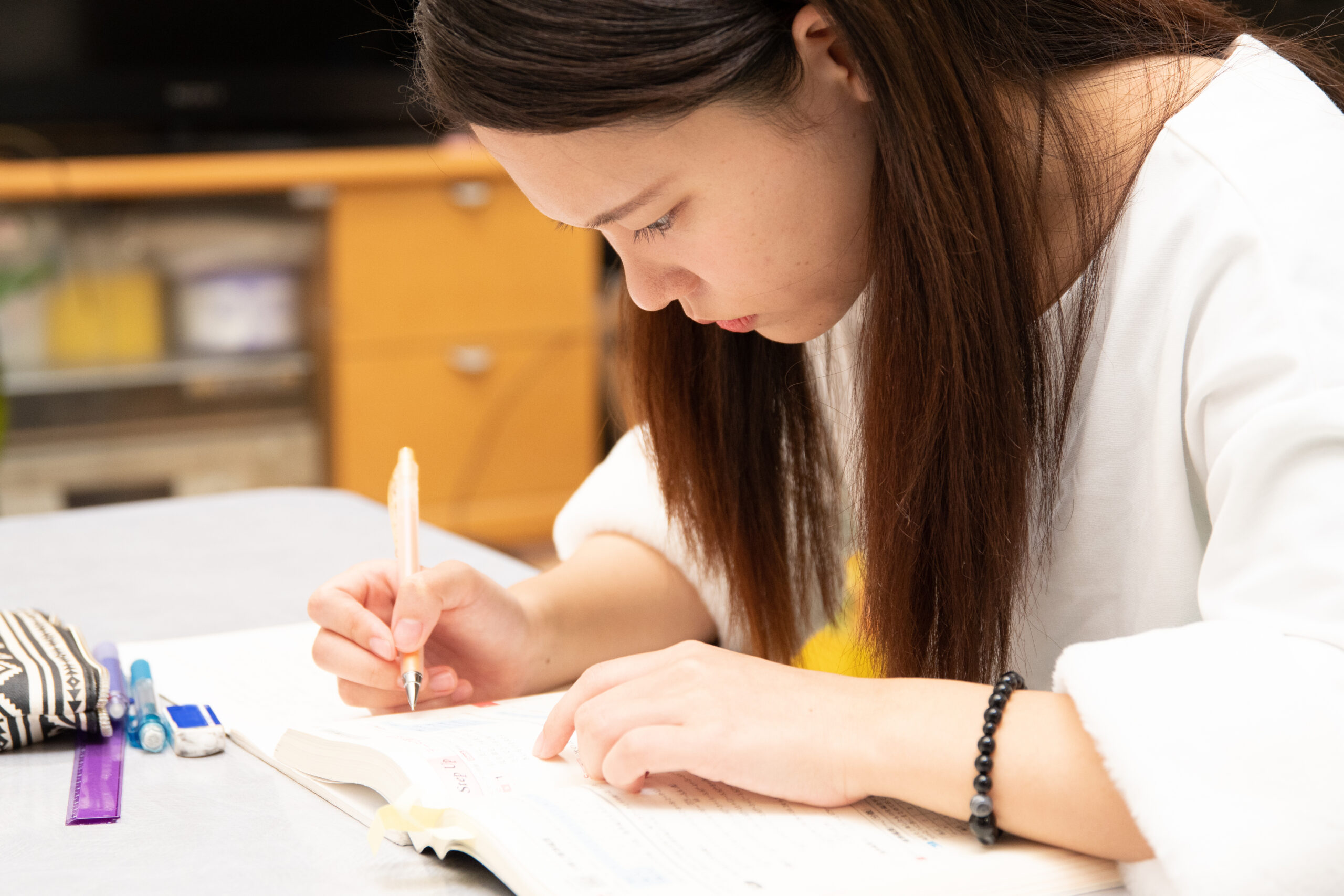 勉強する女子高生