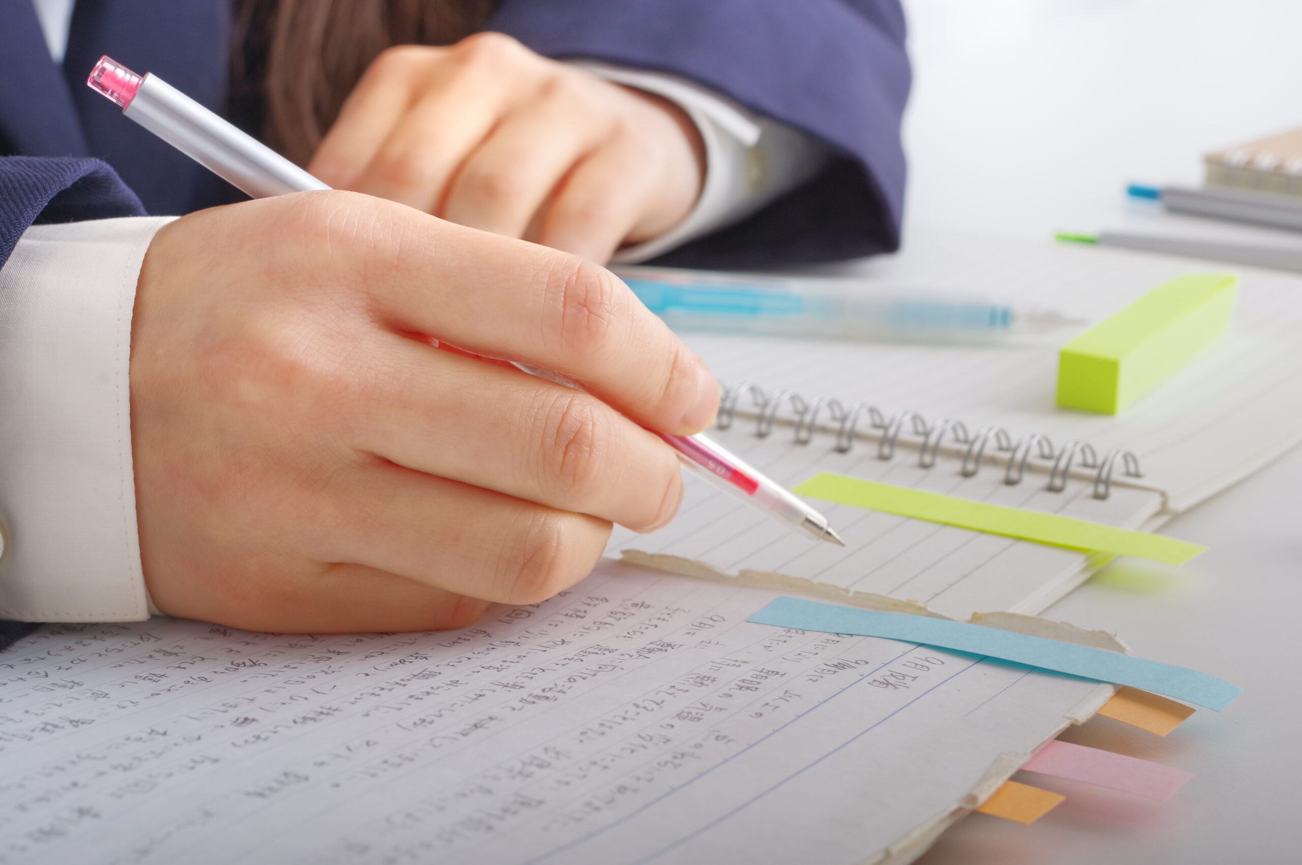 勉強を頑張る女子学生の手元